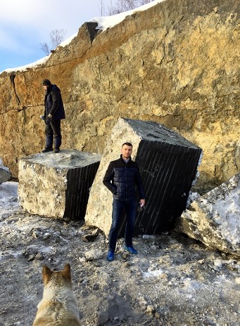 в гранитном карьере